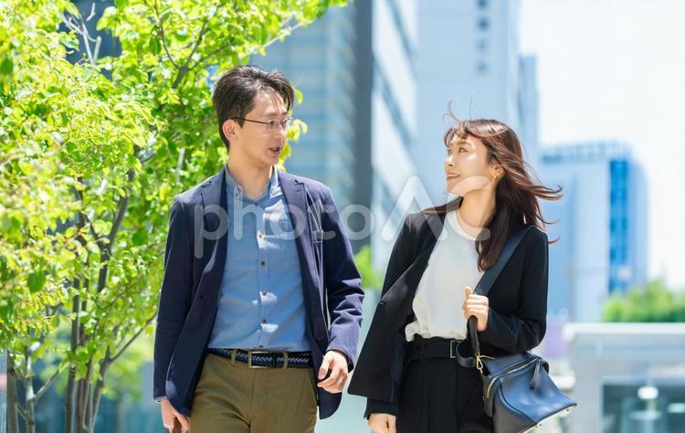 オフィス街を歩く男女2人のビジネスマン 男女,ビジネス,2人の写真素材
