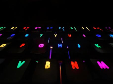 カラフルに光るゲーミングキーボード カラフルに光るゲーミングキーボードの写真