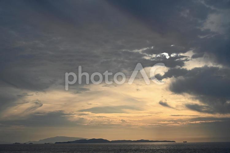 夕方の海の風景 海,夕方,季節の写真素材