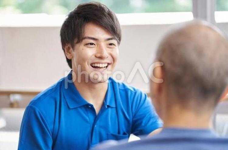 車椅子に乗る高齢者と介護士 高齢者,介護士,男性の写真素材