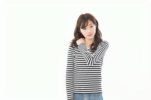 若い女性 ボーダー ネガティブ 肩の痛み 若い女性 ボーダー ネガティブ 肩の痛みの写真