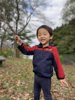 秋の散歩道 秋の散歩道 男の子,秋,子どもの写真素材