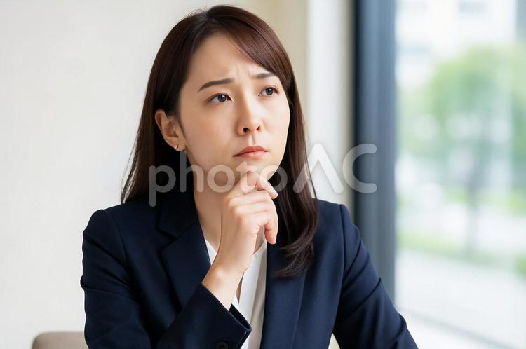 考えごとをする女性社員・ビジネスウーマン 考えごと,女性,ビジネスウーマンの写真素材