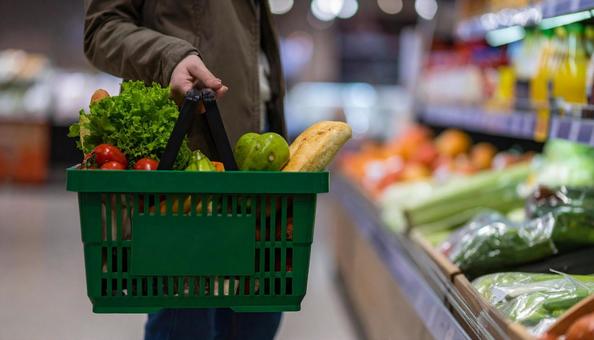 買い物かごを持って買い物する女性の手 買い物かごを持って買い物する女性の手の写真