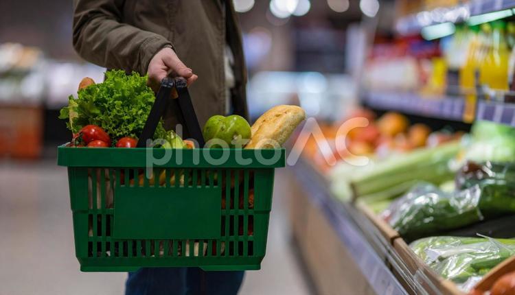 買い物かごを持って買い物する女性の手 かご,買い物,ショッピングバッグの写真素材