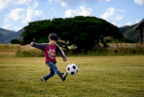 ＜素材＞＞秋の公園でサッカーを楽しむ少年 子供,サッカー,運動の写真素材