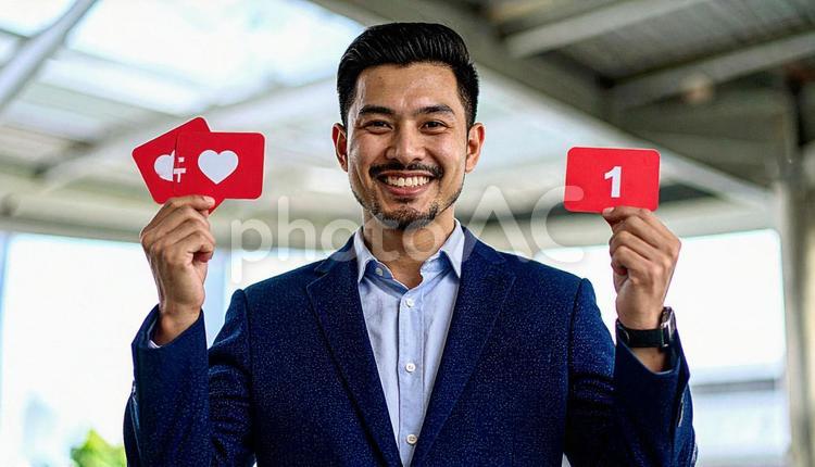 いいねをつける男性 男性,ハート,スーツの写真素材