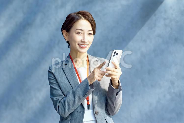 スマホを使う女性社員　会社　仕事 スマホ,電話,携帯電話の写真素材