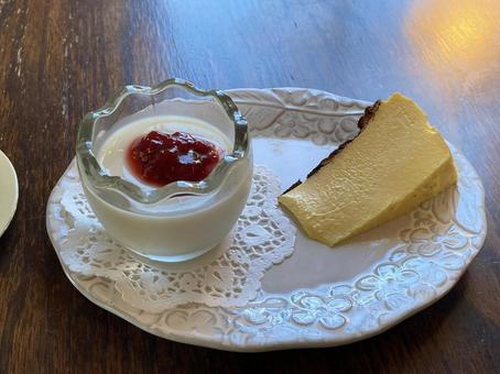 苺ブランマンジェandバスクチーズケーキ 苺ブランマンジェandバスクチーズケーキ バスクチーズケーキ,ブランマンジェ,苺の写真素材