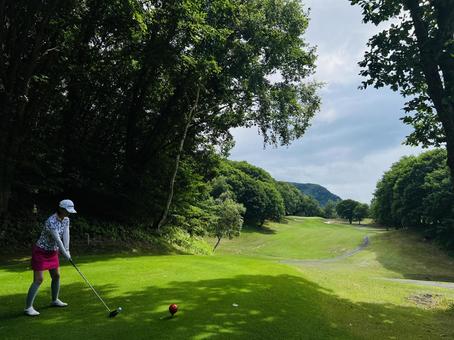 美しいコースでのティーショット 美しいコースでのティーショット ゴルフ,ティーショット,ドライバーの写真素材