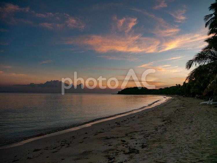 夕暮れの海辺 夕暮れ,砂浜,夕日の写真素材