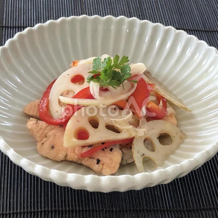 ヘルシーな家庭料理鮭の南蛮漬け＆野菜副菜 鮭の南蛮漬け,鮭,しゃけの写真素材