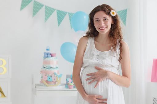 お腹を触る妊婦 お腹を触る妊婦 女性,人物,風船の写真素材
