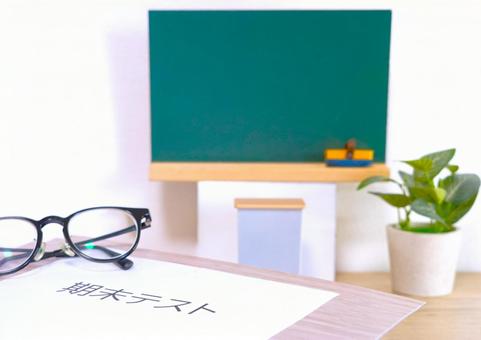 期末テスト（眼鏡、後ボケ） 学校,期末テスト,教室の写真素材