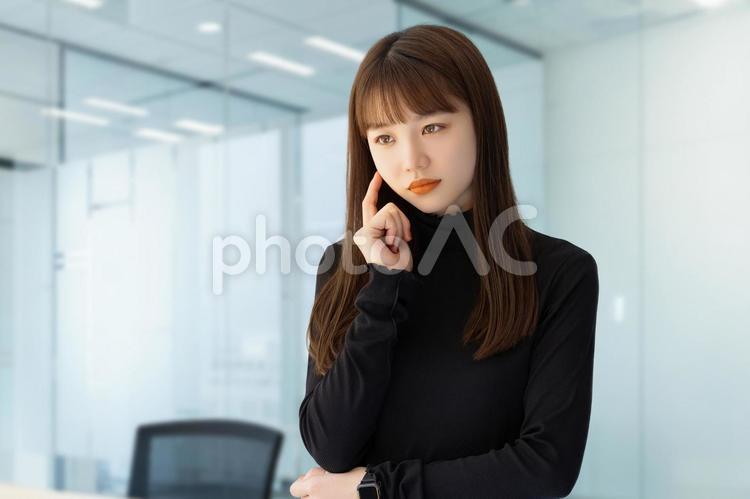 考えごとをする若いビジネスウーマン 女性,ビジネス,考えるの写真素材