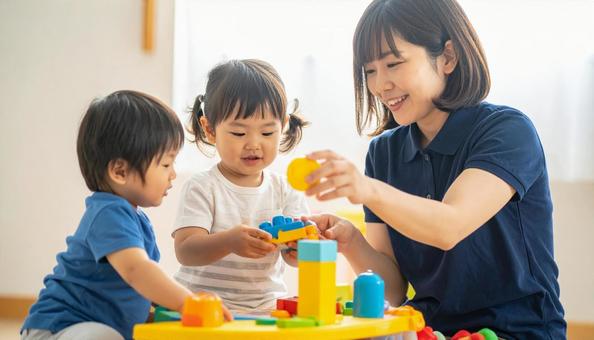 笑顔の保育士と遊ぶ子どもたち 笑顔の保育士と遊ぶ子どもたちの写真