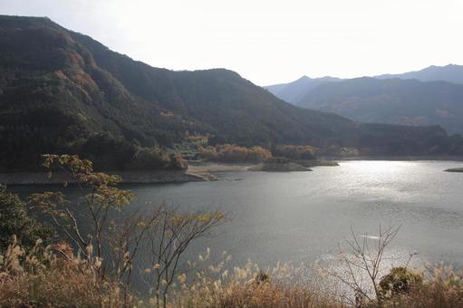 愛媛県四国中央市 銅山川周辺の紅葉 愛媛県四国中央市 銅山川周辺の紅葉 銅山川,法皇湖,川の写真素材