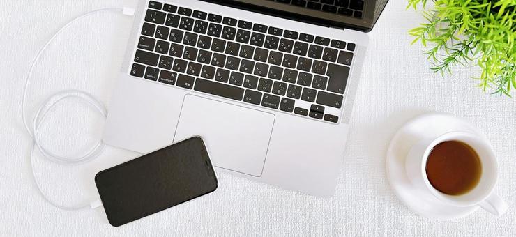 パソコンに繋がれたスマホ 同期 転送 パソコンに繋がれたスマホ 同期 転送 バックアップ,同期,転送の写真素材
