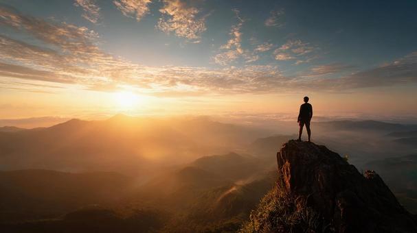 雄大な景色と人物のシルエット 雄大な景色と人物のシルエットの写真