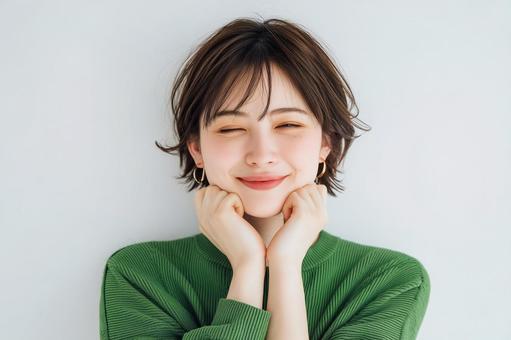女性の顔アップ 背景白 女性の顔アップ 背景白の写真