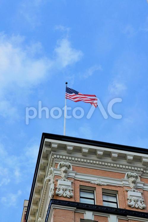 ポートランドの町に掲げられるアメリカ国旗 アメリカ,国旗,アメリカ国旗の写真素材