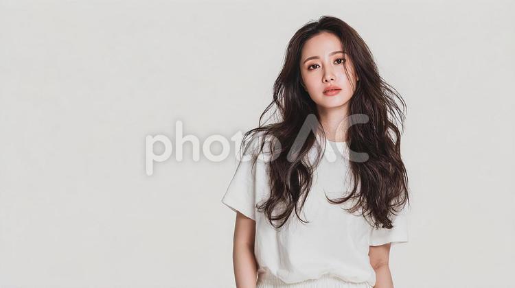 白い壁を背景にした、若々しい女性の写真 女性,アジア人,日本人の写真素材