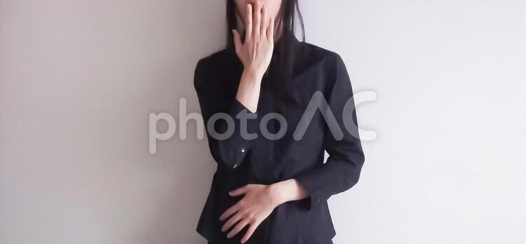 驚く女性(横長) 女性,驚く,びっくりの写真素材