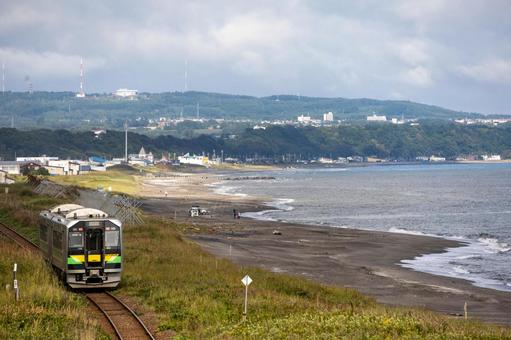 荒波でかすむ海岸線を走行する鉄道車両 荒波でかすむ海岸線を走行する鉄道車両 鉄道,気動車,車両の写真素材