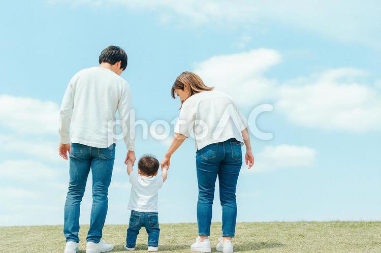 空と家族・ファミリー・赤ちゃん（後ろ姿） 家族,ファミリー,子供の写真素材