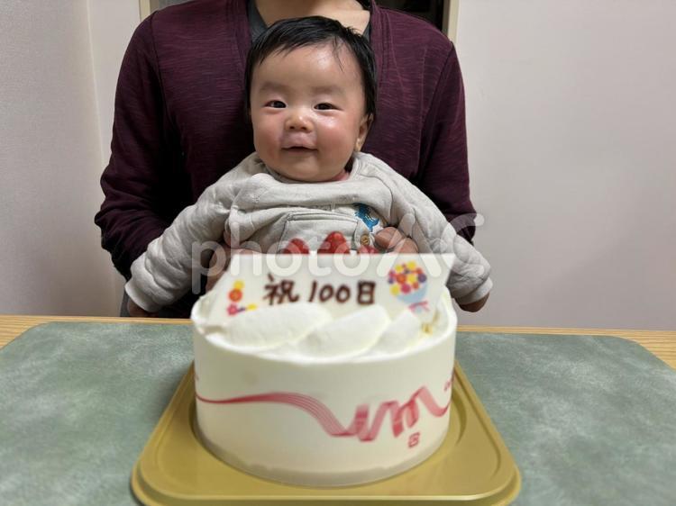 お祝いのケーキ　生後100日の赤ちゃん あくび,生後1か月,ケーキの写真素材