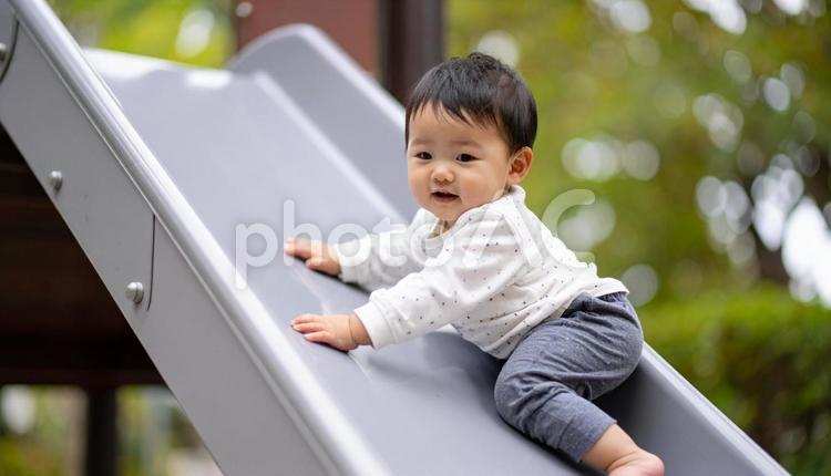 公園の遊具で遊ぶ日本人子供・幼児・滑り台 滑り台,公園,幼児の写真素材