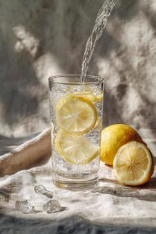 フレッシュなレモンウォーターを注ぐの写真