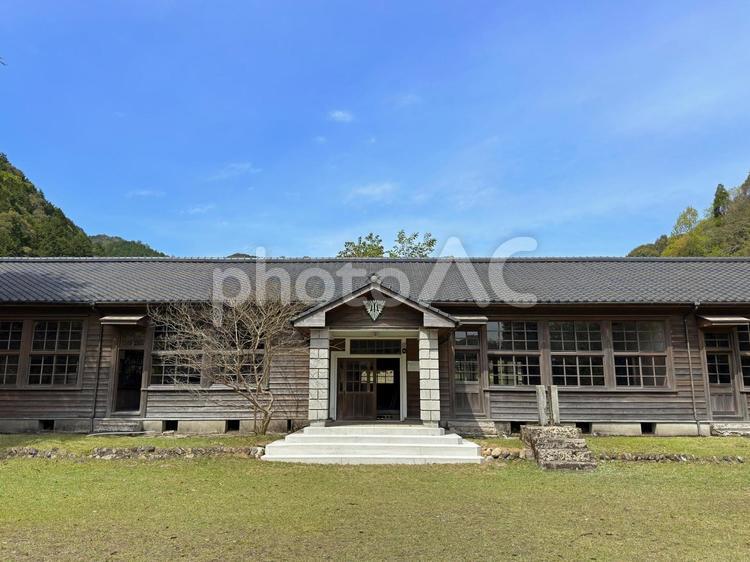 旧布計小学校_玄関正面 布計小学校,廃校,木造の写真素材