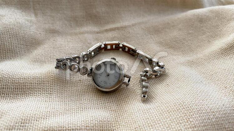 ベルトが壊れた腕時計 腕時計,壊れた,時計の写真素材