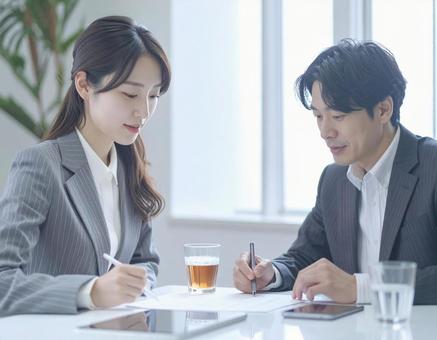 契約する男性 契約する男性の写真