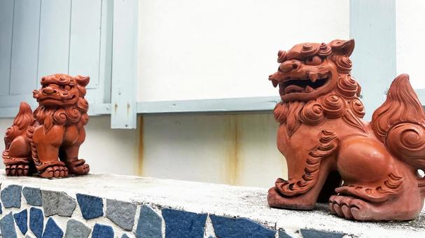 沖縄の伝統文化シーサーが見守る南国の風景 沖縄の伝統文化シーサーが見守る南国の風景 シーサー,沖縄,風景の写真素材