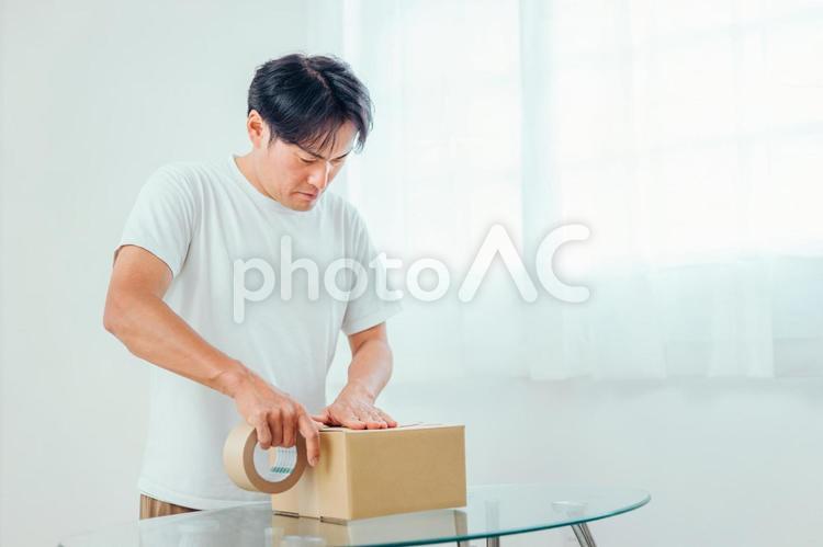 荷造りする男性 荷造り,梱包,引越しの写真素材
