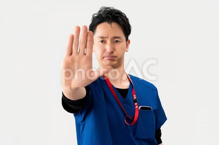 ストップ！制止する男性医療スタッフ 男性,医療,医療スタッフの写真素材