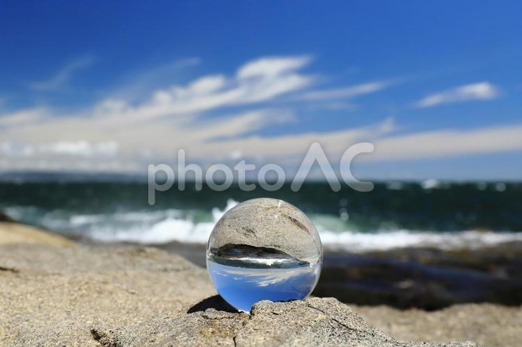 ガラス玉のある海の風景002_しぶき無 海,海岸,波の写真素材