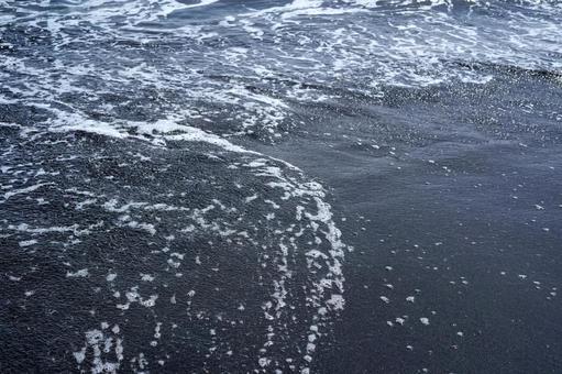 黒い砂浜に打ち寄せる波 波,波打ち際,海の写真素材