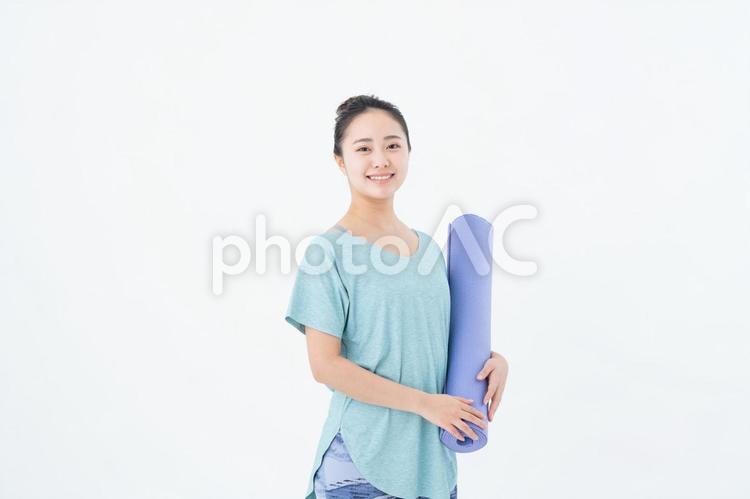 ヨガマットを持つ若い女性 ヨガ,女性,ダイエットの写真素材