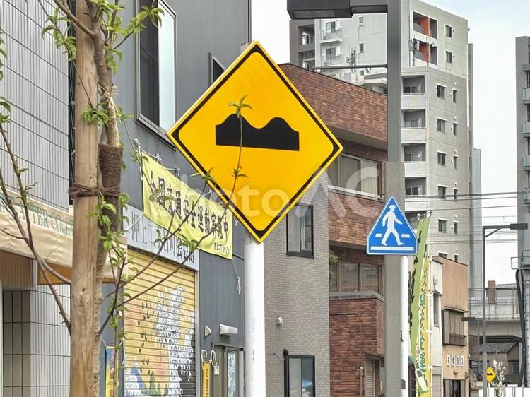 標識 凹凸あり 標識,道路,道路標識の写真素材