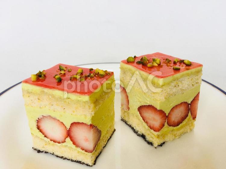 ピスタチオクリームのフレジェ フレジェ,苺のケーキ,ピスタチオクリームの写真素材