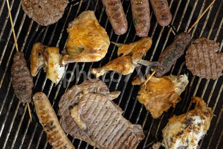 真上から見たステーキと鶏肉とソーセージのアップ バーベキュー,肉,焼き料理の写真素材