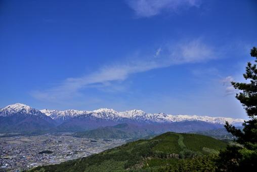 鷹狩山から見た大町市と北アルプスの山々 鷹狩山から見た大町市と北アルプスの山々 北アルプス,蓮華岳,赤沢岳の写真素材