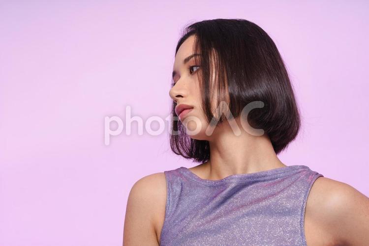 真顔のボブの女性の横顔 女性,横顔,見るの写真素材