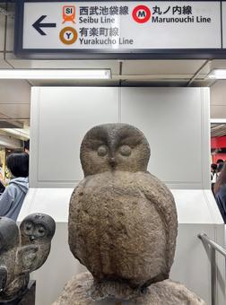池袋駅のフクロウ像 いけふくろう,フクロウ像,池袋の写真素材