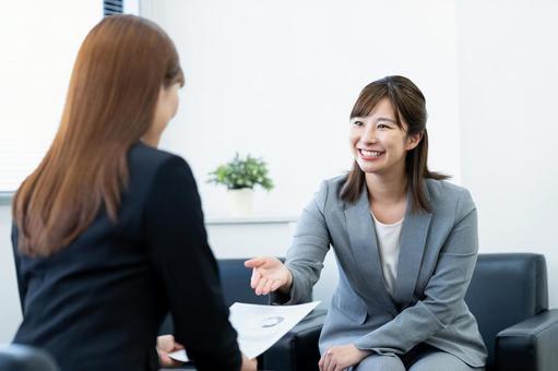 営業するビジネスウーマン 営業するビジネスウーマン 営業,商談,取引の写真素材