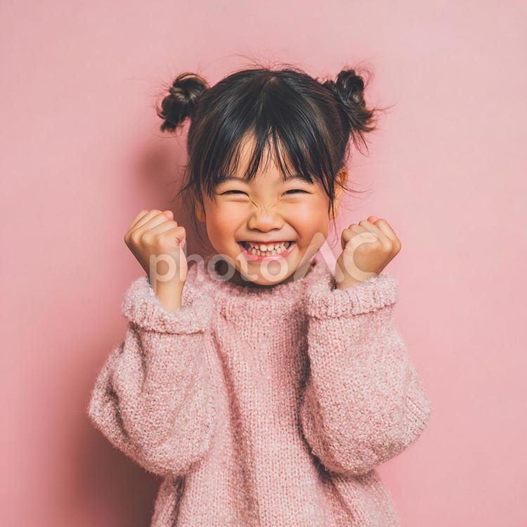 満面の笑顔で驚きを表現する日本の女の子 女の子,子供,小学生の写真素材
