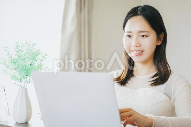 自宅でパソコンを使う女性　リモートワーク 女性,パソコン,ノートパソコンの写真素材